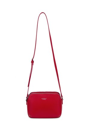 Rode rechthoekige crossbodytas met verstelbare riem, textuur oppervlak en zilverkleurige ritssluiting, met het logo "DIANA&CO COLLECTION" aan de voorkant.