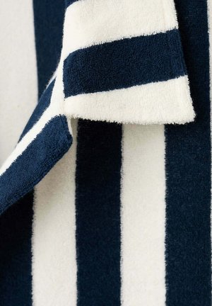 Zachte terrydoek handdoek met brede verticale marineblauwe en witte strepen, deels opgevouwen.