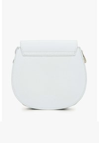 Witte leren schoudertas met een afgeronde vorm, magnetische flapsluiting en zichtbare stikseldetails. Gladde textuur met minimale hardware.