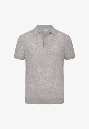 Hellgraues, kurzärmliges Strick-Polohemd mit Kragen und zwei Knöpfen vor weißem Hintergrund, Markenlabel innen im Kragen sichtbar.