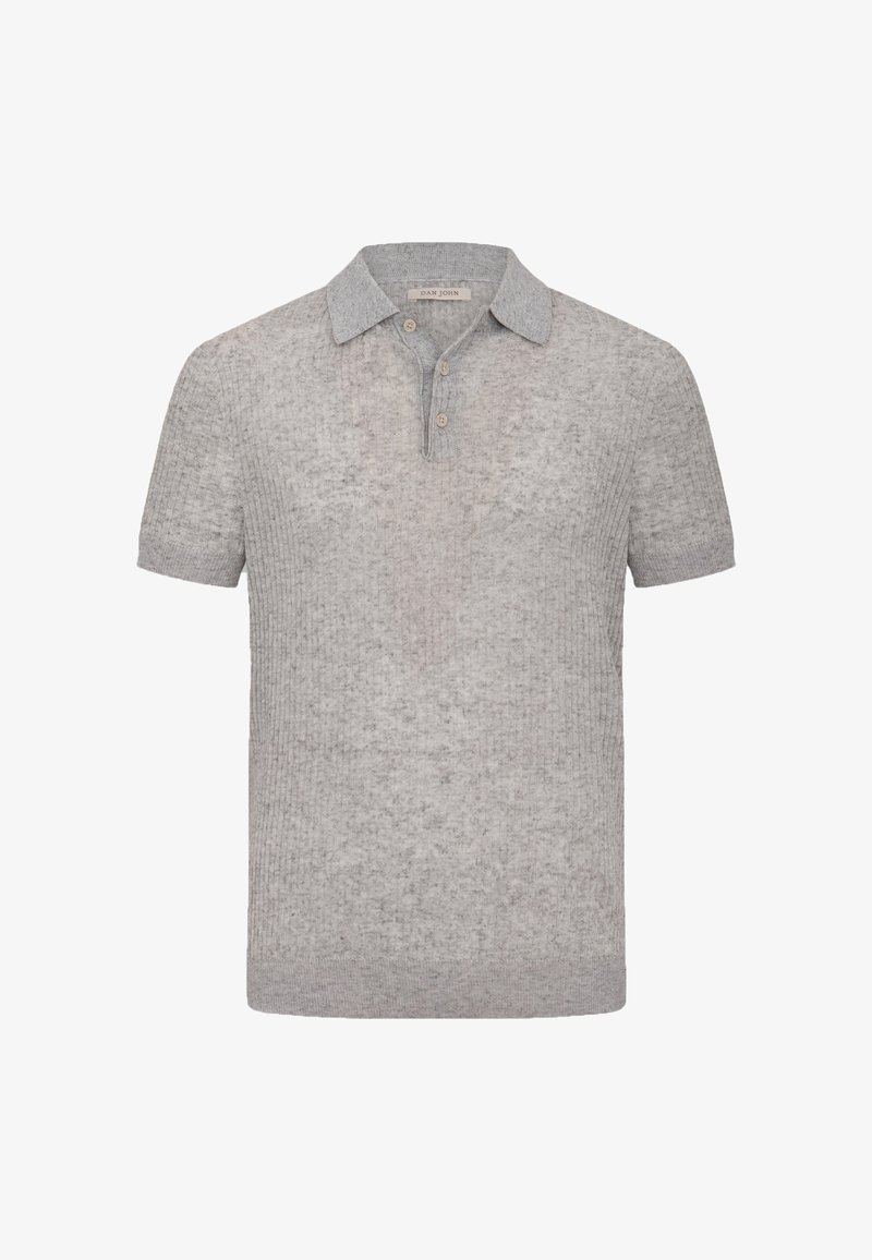 Polo de punto de manga corta color gris claro con cuello y dos botones sobre un fondo blanco, etiqueta de la marca visible en el interior del cuello.