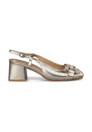 Scarpa slingback metallica argento con punta arrotondata, tacco a blocco spesso e dettaglio decorativo a fiocco. Texture in pelle liscia e cinturino regolabile.