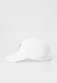 Fehér pamut baseball sapka hajlított karimával, fekete szöveggel az elején és nyílásokkal a szellőzés érdekében.