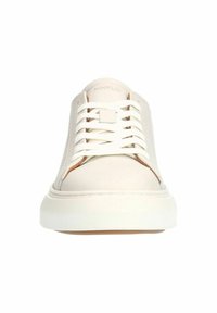 Beige leren sneaker met witte veters, ronde neus, gestructureerde zool en minimale branding op de tong. Kenmerkt zich door gestikte accenten.