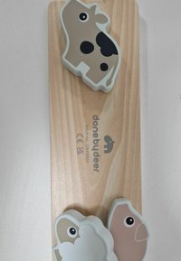 Puidust pusleplaat, millel on kolm loomakujulist tükki: lehm, lammas ja lind, mõeldud laste mängimiseks ja õppimiseks.