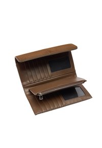 Brązowy skórzany portfel z klapą zamszową. Posiada liczne przegrody na karty, zapinaną na zamek kieszonkę oraz dwa przezroczyste okienka na identyfikatory.