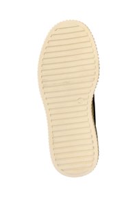 Suola di scarpa in gomma di colore crema, con scanalature orizzontali per una migliore aderenza e un bordo seghettato. Leggermente texturizzata con una finitura pulita.