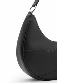 Borsa a mano in pelle nera con una forma a mezza luna curva. Presenta un materiale testurizzato e cuciture a contrasto, con una tracolla staccabile.
