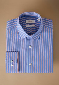 Blau gestreiftes Hemd mit weißen und roten Streifen. Button-Down-Kragen, lange Ärmel, umgeschlagene Manschetten und weiße Knöpfe. Aus glattem Stoff gefertigt.