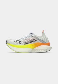 Chaussure de running avec une tige en tricot blanche et grise, avec une semelle dégradée en jaune, orange et blanc. Comprend des détails et un logo noirs.