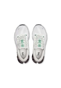 On CLOUDFLYER 5 - Laufschuh Straße - white   pebble