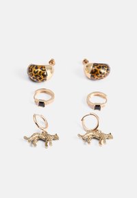 Guld- och svart leopardmönstrade örhängen med rundad form; ihopparade med guldhoops som har en kattberlock och en fyrkantig svart stenar.