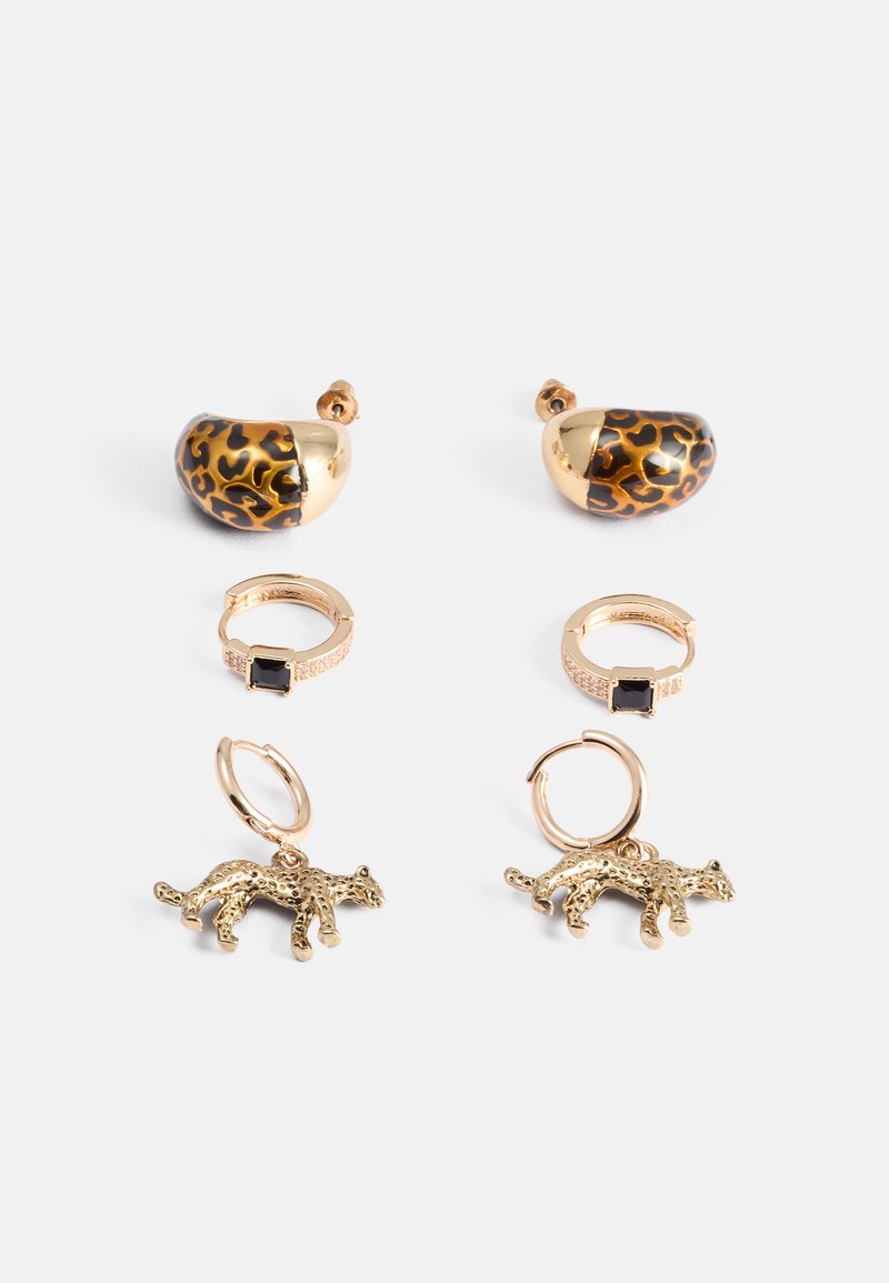 Guld- och svart leopardmönstrade örhängen med rundad form; ihopparade med guldhoops som har en kattberlock och en fyrkantig svart stenar.