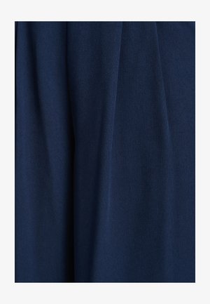 Tumedat sinine kangas, millel on sile tekstuur ja pehme langus; esitleb silmapaistvaid kortse, mis näitavad volditud disaini.