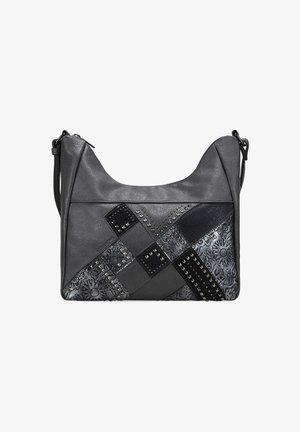 Bolso de hombro de cuero gris con diseño de patchwork que presenta patrones florales en relieve y pequeños adornos de tachuelas metálicas.