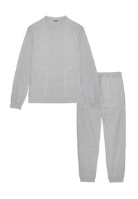 Hanorac din bumbac gri și pantaloni asortați. Hanoracul are mâneci lungi și două buzunare frontale; pantalonii au un tiv elastic și picioare conice.