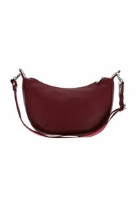 Sac à épaule en cuir rouge foncé en forme de croissant avec une sangle réglable et des fermoirs en métal argenté sur fond blanc.