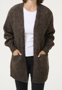 Brązowy sweter z dzianiny z długimi rękawami, otwartym przodem i dwoma przednimi kieszeniami. Posiada prążkowany dół oraz miękką, teksturowaną tkaninę.