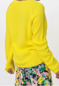 hessnatur Strickpullover - yellow