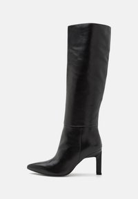 Bottes noires en cuir à talons aiguilles, montant jusqu'au genou, avec une pointe fine et une texture lisse. Le talon est de style bloc, ajoutant de la stabilité au design.