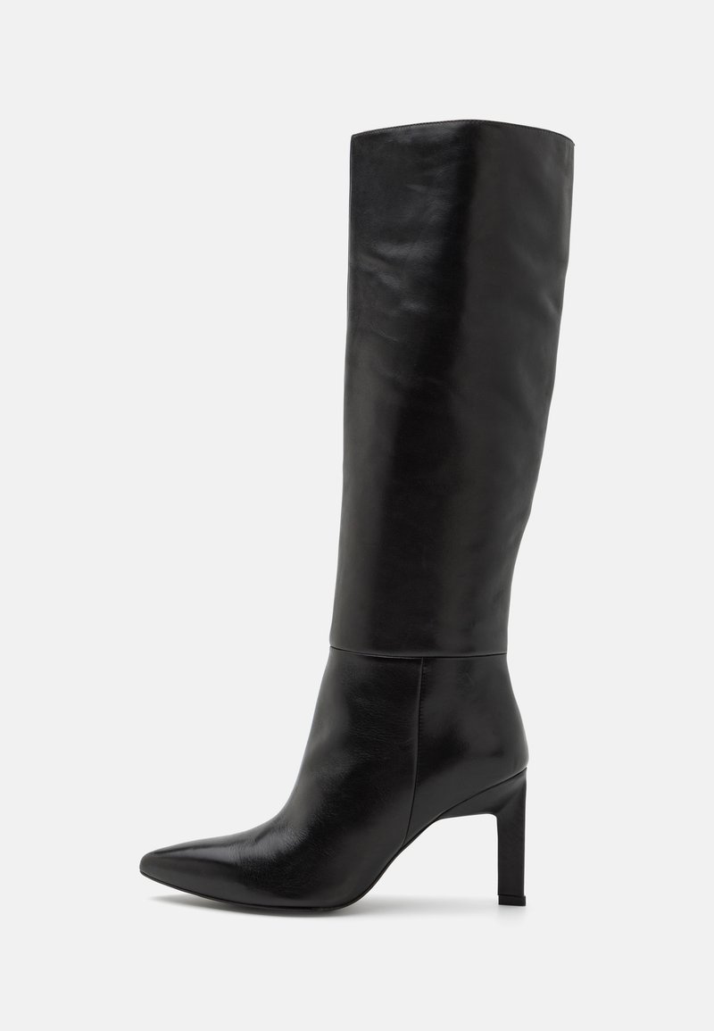 Bottes noires en cuir à talons aiguilles, montant jusqu'au genou, avec une pointe fine et une texture lisse. Le talon est de style bloc, ajoutant de la stabilité au design.