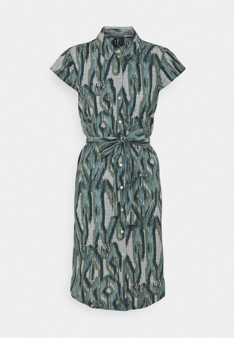 Robe midi à manches courtes avec boutons sur le devant, motif abstrait vert, bleu et beige, avec col et ceinture nouée à la taille.