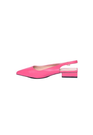 Scarpa slingback in pelle rosa brillante con punta appuntita e tacco basso a blocco su sfondo bianco.