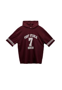 Bordeauxrood hoodie t-shirt met korte mouwen, voorzien van witte tekst die "HEEL STABIEL 7 GENIUS" zegt, en witte strepen op de mouwen. Soepele textuur.