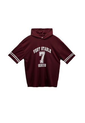 Bordeauxrood hoodie t-shirt met korte mouwen, voorzien van witte tekst die "HEEL STABIEL 7 GENIUS" zegt, en witte strepen op de mouwen. Soepele textuur.