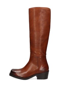Bota de cuero marrón hasta la rodilla con un acabado suave, punta redonda, tacón bajo y un sutil logo en el lado exterior.