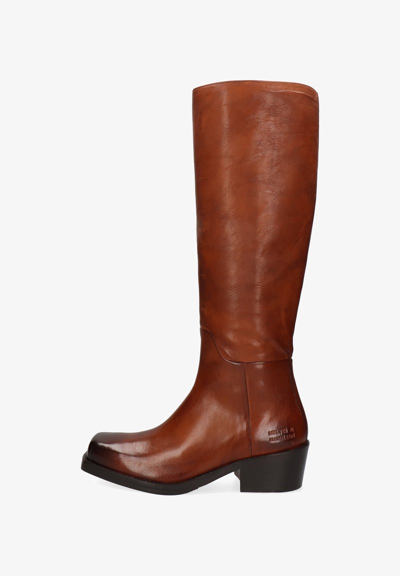 Bota de cuero marrón hasta la rodilla con un acabado suave, punta redonda, tacón bajo y un sutil logo en el lado exterior.
