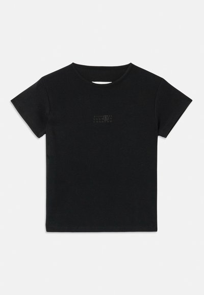 Tricou din bumbac negru, cu mâneci scurte, decolteu rotund și un mic imprimeu grafic într-o nuanță mai deschisă pe față.