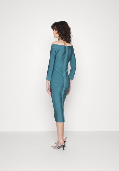 Türkiz off-shoulder ruha strukturált, texturált anyagból, testhez simuló kialakítással, hosszú ujjakkal és térd alatti hosszal, hátsó cipzárral.