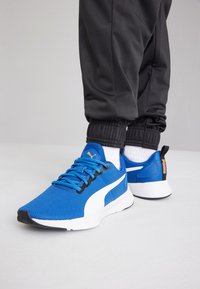 Puma FLYER RUNNER JR UNISEX - Scarpe da corsa su strada - glaze/white/black