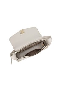 Borsa in pelle color beige chiaro con chiusura in tono oro. Presenta un compartimento principale con una tasca con zip e rivestimento interno liscio.