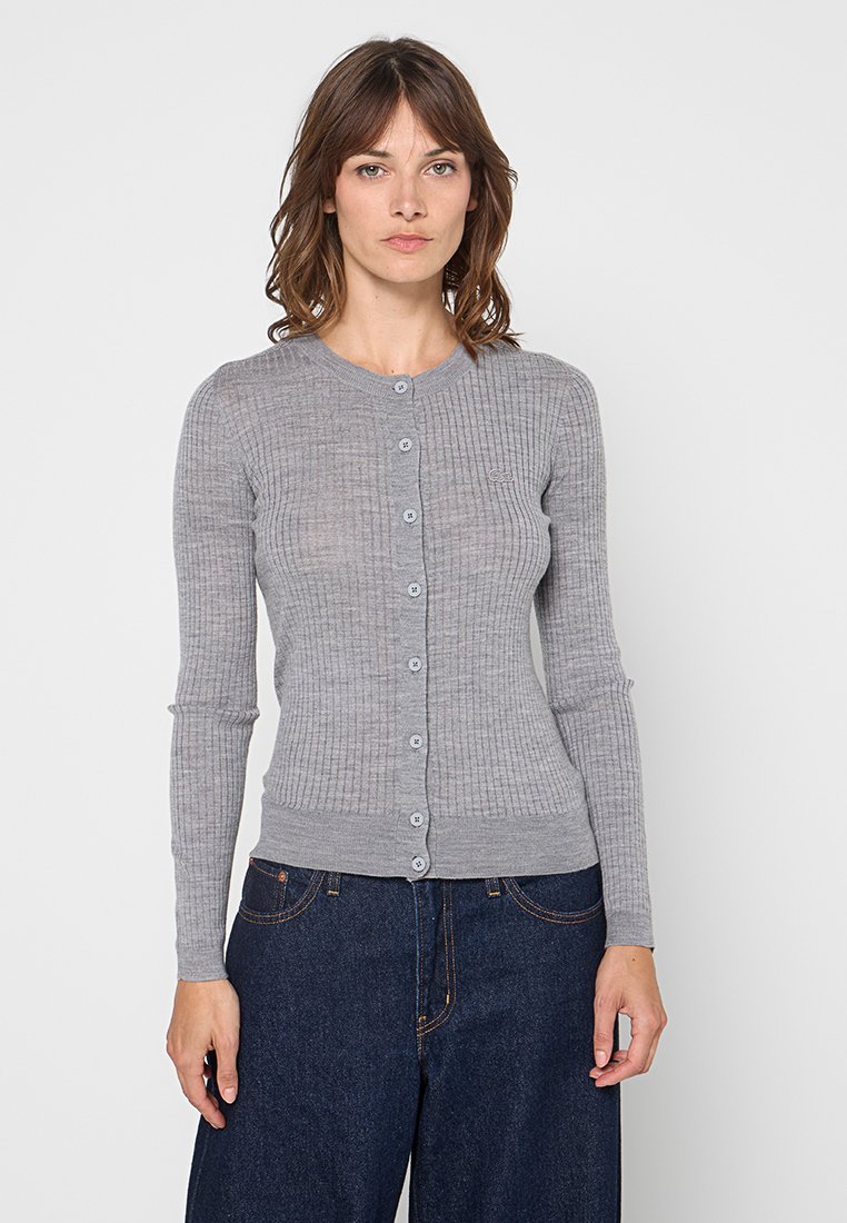 Grau gerippter Cardigan mit langen Ärmeln, rundem Halsausschnitt und sieben Knopfverschluss vorne. Weicher, strukturierter Stoff mit einer taillierten Silhouette.