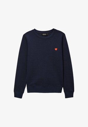 Sweat-shirt bleu marine en matière douce, avec une petite broderie de cœur rouge sur le côté gauche de la poitrine. Encolure ronde et manches longues.