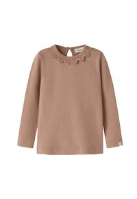 Pitkähihainen vaaleanpunainen paita, jossa on teksturoitu kangas, pitsireunus kaula-aukossa ja pieni avonainen aukko takana.