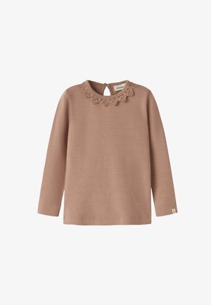 Top de manga larga en rosa con tela texturizada, con un ribete de encaje alrededor del escote y una pequeña abertura en forma de ojo de cerradura en la parte trasera.