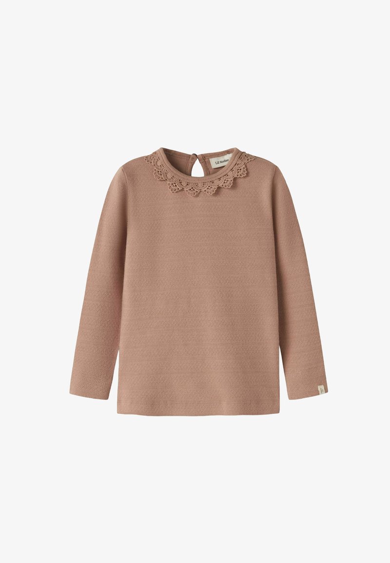 Pitkähihainen vaaleanpunainen paita, jossa on teksturoitu kangas, pitsireunus kaula-aukossa ja pieni avonainen aukko takana.