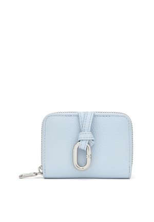 Jasnoniebieski skórzany portfel z zamkiem błyskawicznym, przeszyciami oraz wijącym się paskiem z przednim srebrnym owalnym pierścieniem.