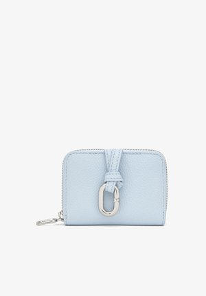 Portafoglio in pelle azzurro chiaro con chiusura a zip, dettagli cuciti e una cinghia annodata con un anello ovale in argento sulla parte anteriore.