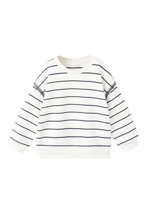 Biely sveter s dlhým rukávom s tenkými horizontálnymi námorníckymi modrými pruhmi a rebrovanými manžetami, výstrihom a lemom, položený na rovine.
