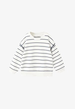 Maglione bianco a maniche lunghe con sottili strisce orizzontali blu navy e polsini, scollo e orlo a coste, steso disteso.