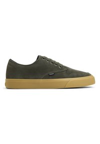 Tenisi din suede verde olive cu vârf rotund, design cu șase găuri pentru șireturi, și talpă din cauciuc bej, având un etichetă discretă a brandului pe lateral.
