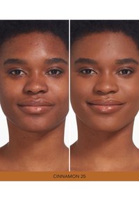 Due ritratti ravvicinati di un viso. A sinistra: tono della pelle naturale, leggermente opaco. A destra: incarnato più liscio e uniforme con labbra lucide. Testo sotto che dice "CANNELLA 25."