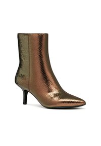 Stivale in bronzo alla caviglia con texture in pelle di serpente, punta affilata e tacco a stiletto di 5 cm. Finitura liscia con una lucentezza brillante.