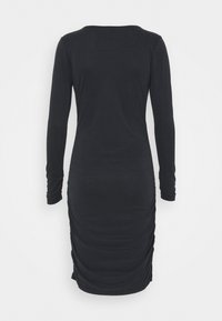 Robe noire à manches longues avec un col rond, présentant une texture froncée sur les côtés, longueur genou, tissu doux. Pas de fermetures visibles.