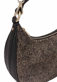 Zwarte leren schoudertas met gestructureerde beige en zwarte patroonstof, ritssluiting en accenten van goudkleurige hardware.