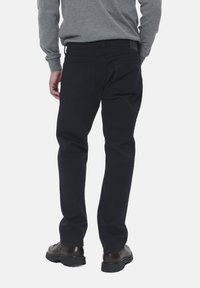 Matinique MIKE - Tiesaus kirpimo džinsai - black